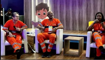 Especiais: Garis viram estrelas na Bienal e emocionam público com poesia
