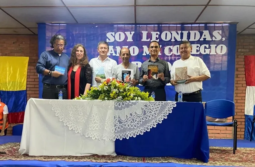 Na Colômbia, representando o Brasil no Festival Internacional de Poesia, o coronel Carlos Furtado, da AMCLAM. 