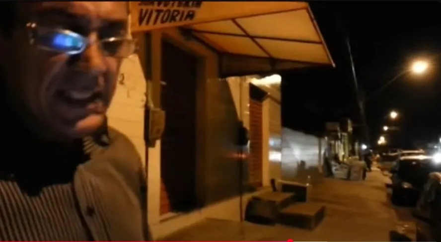 Poesia na rua: entre buzinas, vento cheirando terra e a luz solitária de um poste, a poesia ganhou corpo e suor