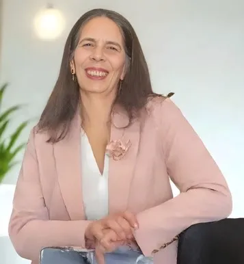 Andréa Motta: “A poesia como instrumento de transformação: ações  voluntárias”