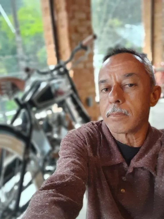 Maurício Magu descobriu motocicletas raras em Petrópolis e conta a história
