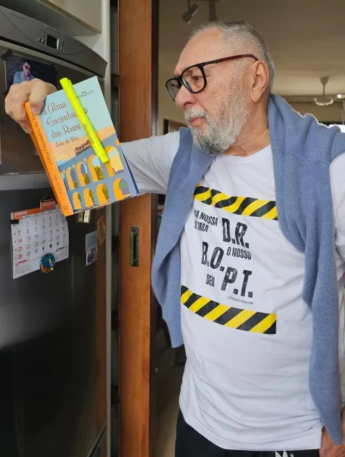 Impossível não parar para ler.