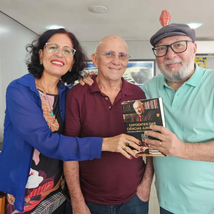 Eu e Raimundo Campos Filho entregando a Mhario Lincoln, “Expoentes das Ciências Jurídicas”.