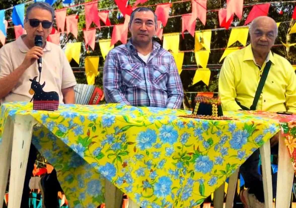 Chico Saldanha e José Raimundo (homenageados, ladeiam Dino Cavalcante (GELMA).