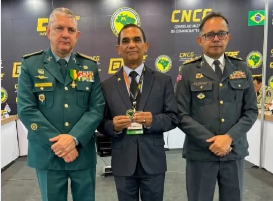 Cel. Furtado exibe a comenda entregue pelo presidente do Conselho Nacional de Comandantes Gerais, Cel. PMMS GARNES e ao seu lado Cel. PMMA James que representou o Maranhão.