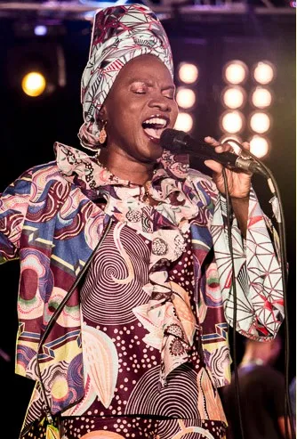 A africana Angélique Kidjo entra para a história, na Calçada da Fama