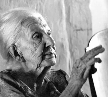 Uma homenagem ao aniversário de 130 anos de nascimento de Cora Coralina